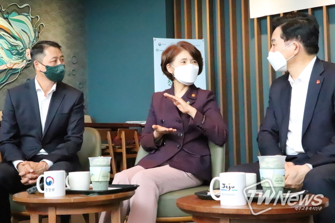왼쪽부터 송호섭 스타벅스 대표이사 , 한정애 환경부 장관, 원희룡 제주도 도지사 (사진=서유주 기자) 