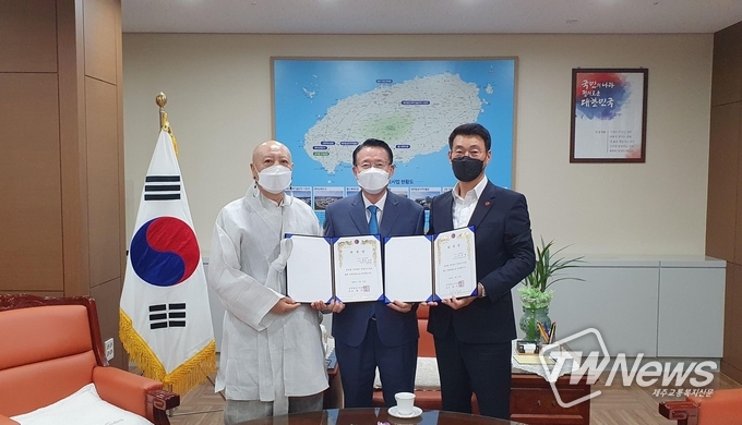좌측부터 원오 한국불교 태고종 문화부장, 권기식 한중도시우호협회장, 문대림 제주국제자유도시개발센터 이사장 / 사진=JDC 제공