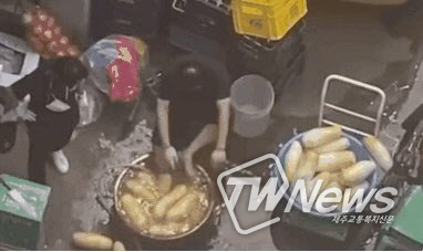 무 닦던 수세미로 발 닦는 남성 (사진-온라인 커뮤니티)