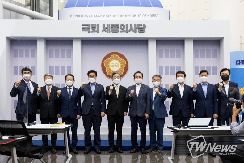 이재명 대통령 선거 경선후보와 이 후보 캠프 실무진들. (사진=열린캠프 제주광역선대본부 제공)