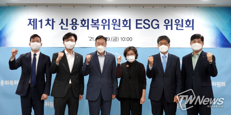 좌측부터 김정훈 UN SDGs협회 대표, 김평섭 은행연합회 ESG담당 임원, 이계문 신용회복위원회 위원장, 성영애 인천대 소비자학과교수, 이병윤 한국금융연구원 ESG연구센터장, 정순호 신용회복위원회 경영본부장. (사진=신용회복위원회 제공)