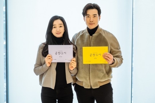 '공작도시' 대본리딩에 참여한 주연배우 수애와 김강우. (사진=하이스토리디앤씨, JTBC스튜디오)