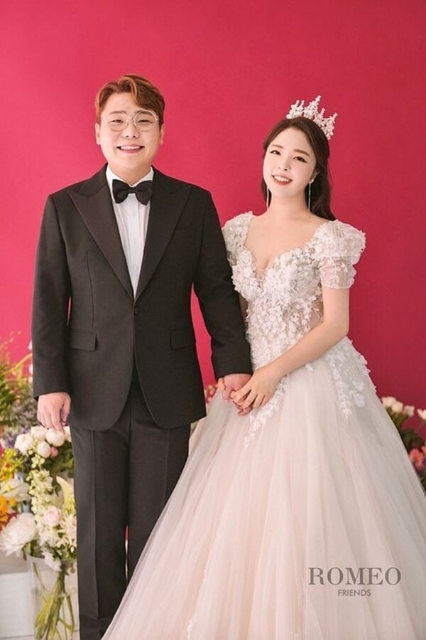  '오늘 결혼' 송필근, 특별한 사연 "다른 결혼식장서 만나". (사진=해피메리드컴퍼니, 웨딩디렉터봉드, 로미오프렌즈, 로자스포사, 비안플라워, 규중칠우, 모아위, 스플렌디노, 정민경스타일리스트 제공)