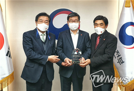전해철 장관(가운데)에게 감사패를 전달하는 오임종 유족회장과 양조훈 재단 이사장. (사진=제주4·3평화재단 제공)