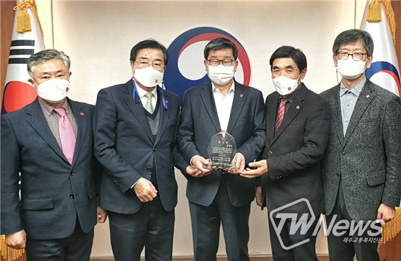 왼쪽부터 강민철 과장, 양조훈 이사장, 전해철 장관, 오임종 회장, 박명림 교수. (사진=제주4·3평화재단 제공)