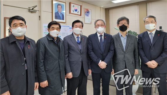 왼쪽부터 육성철 청와대 행정관, 오임종 회장, 양조훈 이사장, 방정균 수석, 박명림 교수, 김영문 비서관. (사진=제주4·3평화재단 제공)