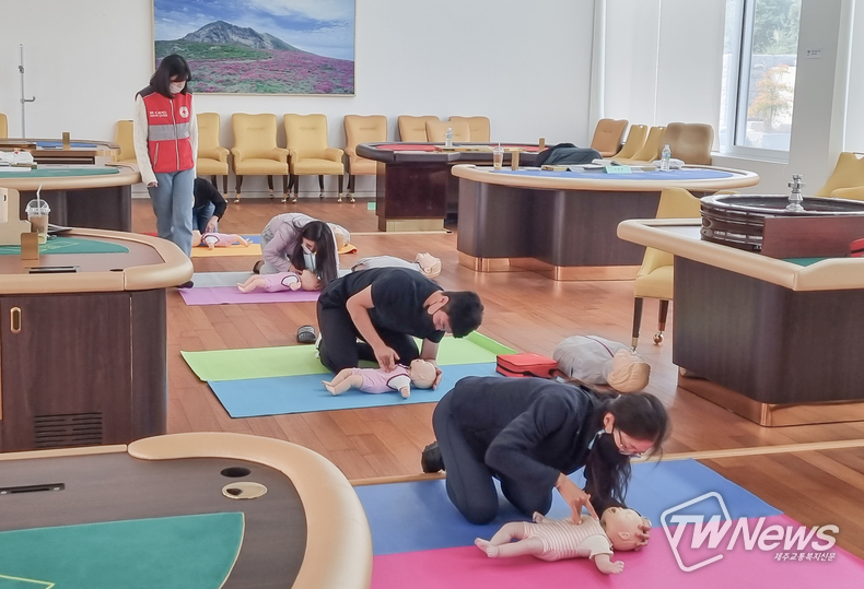 교육일자리지원센터에서 수강생들이 안전역량 강화 교육에 참여하는 모습. (사진=제주신화월드 제공)