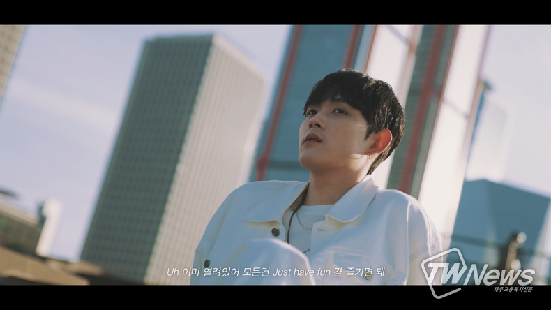 ‘We Know’ 라이브 퍼포먼스 영상 갈무리