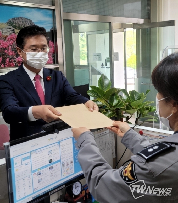 국민의힘 장성철 제주도지사 예비후보가 지난 18일 제주경찰청을 방문, 부임춘 전 제주신문 대표를 허위사실 적시 명예훼손죄로 처벌해 달라는 내용의 고소장을 제출하고 있다. (사진=장성철 예비후보 사무소 제공)
