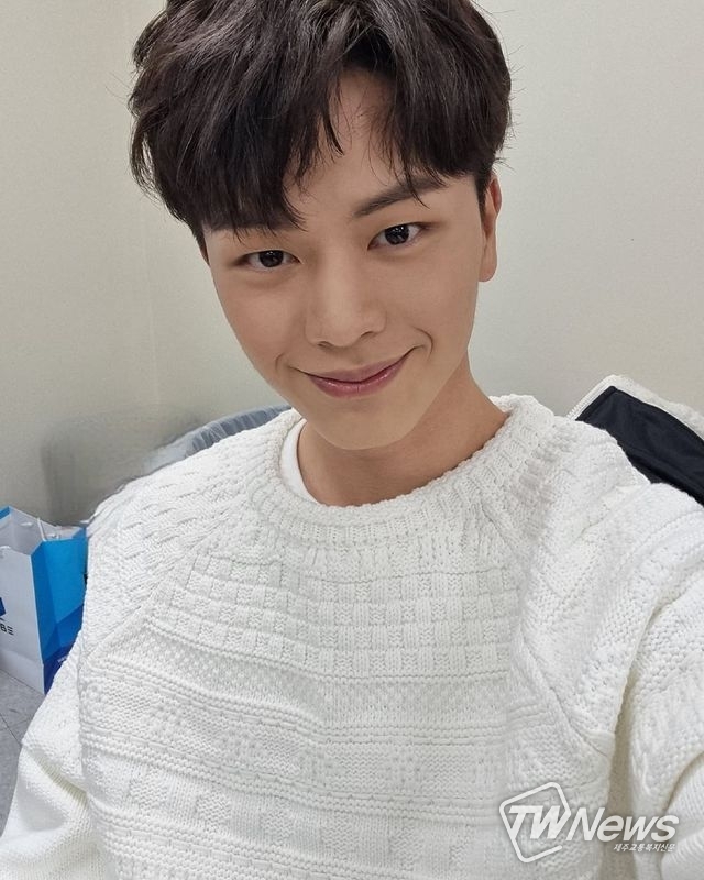 사진=육성재 인스타그램