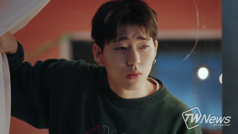 지코 (사진='아무노래' 뮤직비디오 영상 갈무리)