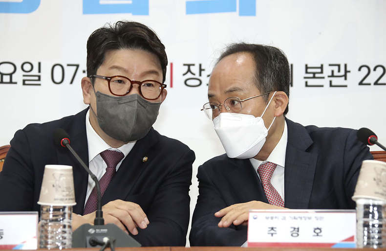 권성동(왼쪽) 국민의힘 원내대표와 추경호 부총리 겸 기획재정부 장관이 11일 국회에서 열린 윤석열 정부 첫 당정 협의에서 이야기를 나누고 있다. (사진=국회사진기자단)