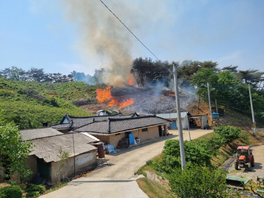 18일 오후 1시 46분쯤 당진시 고대면 당진포리 일대 야산에서 불이 났다. (사진=산림청 제공)