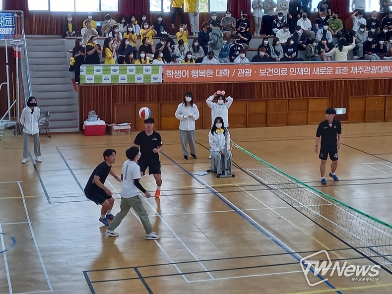 제주관광대 체육관에서 족구 결승전을 하고 있다. (사진=서유주 기자)