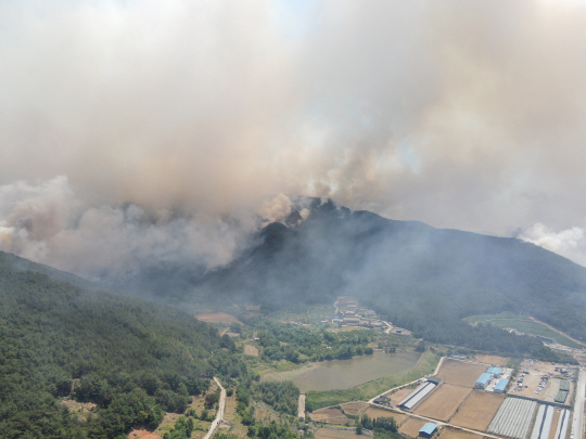 지난 1일 경남 밀양시 부북면 춘화리에서 발생한 산불이 연무를 뿜으며 확산하고 있는 모습. (사진=경남소방본부)