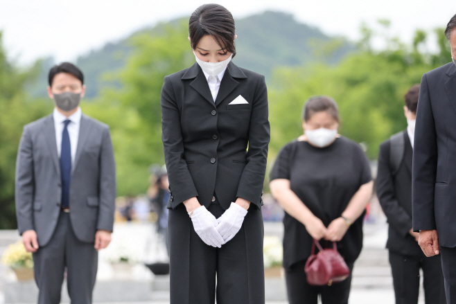 윤석열 대통령 부인 김건희 여사가 지난 13일 오후 경남 김해시 진영읍 봉하마을을 방문해 고(故) 노무현 전 대통령 묘역을 참배하고 있다. (사진=연합뉴스)