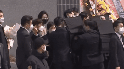 (사진=박근혜 '소주병 테러' 관련 온라인 커뮤니티 영상 갈무리)