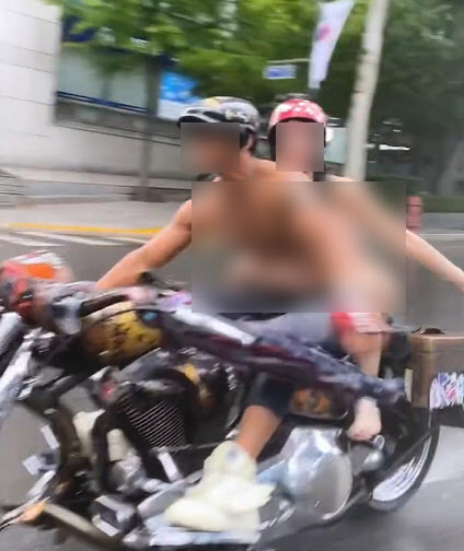 (사진=오토바이에 탑승한 인플루언서 여성의 인스타그램)