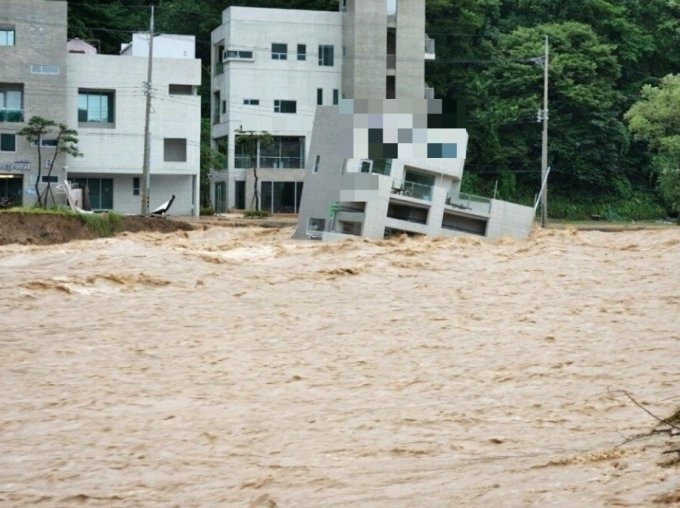 6일 포항시 남구 오천읍에 있는 한 풀빌라 펜션 건물 1채가 범람한 강물에 통째로 떠내려갔다. (사진=트위터)