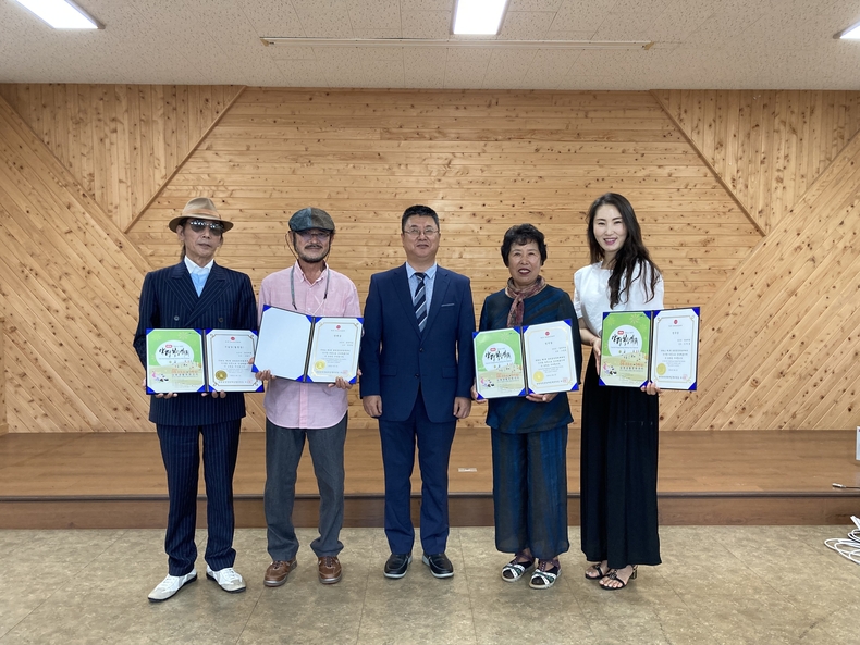 기술상(촬영상) 임완우, 조감독장려상 한영남 감독, 제작사 안정업 이사장, 인기상 고임생 해녀, 인기상 김하월