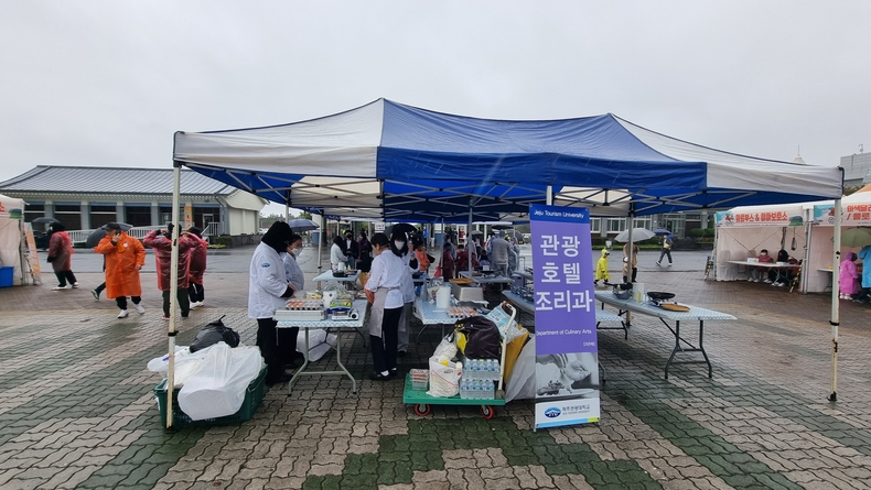 '제주 마(馬)축제' 제주 전통음식 체험 부스 운영 (사진제공=제주관광대학교)