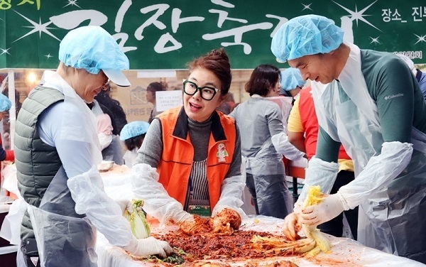 탤런트 김청이 평창고랭지김장축제장에서 김장담그기를 돕는 봉사활동을 하고 있다. (사진=강원도 평창군 제공)