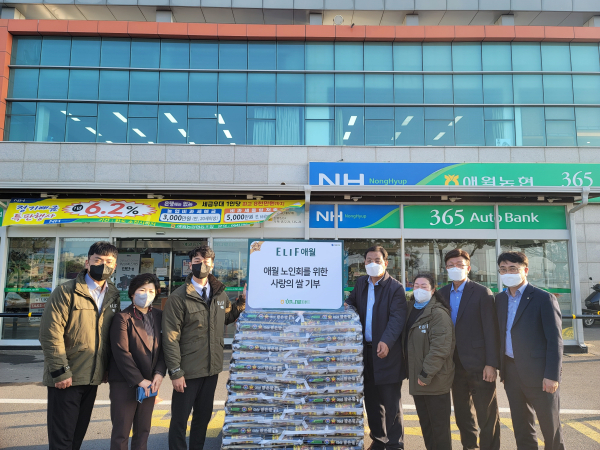엘리프 애월 시행위탁사인 지투글로벌㈜은 애월 하나로마트에서 쌀 10kg 140개를 구매해 애월 내 14개 노인회관에 쌀 각 100kg씩을 기부하기로 함으로써 지역사랑을 전하고 있다. (사진=엘리프 애월 제공)