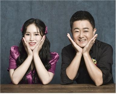 가수 유민지(왼쪽)와 진시몬. (사진=몬엔터테인먼트 제공)
