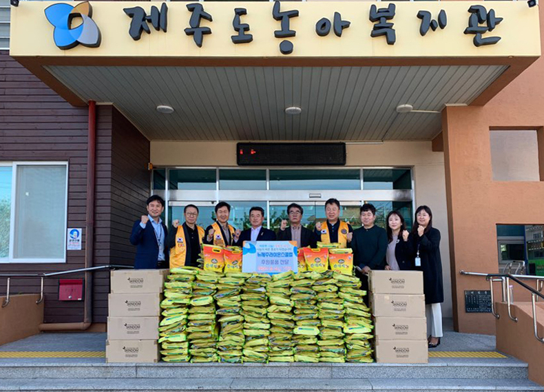 쌀 170포 전달 (사진제공=제주도농아복지관)