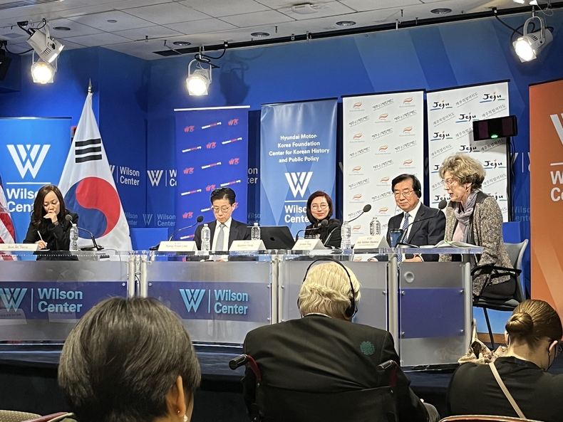 왼쪽부터 수미테리(윌슨센터 아시아 국장), 이성윤(미 터프츠대학 교수), 양수연(재미 제주4·3희생자유족회·기념사업회장), 캐서린 스티븐스(전 주한미국대사) /(사진=제주4·3평화재단 제공)