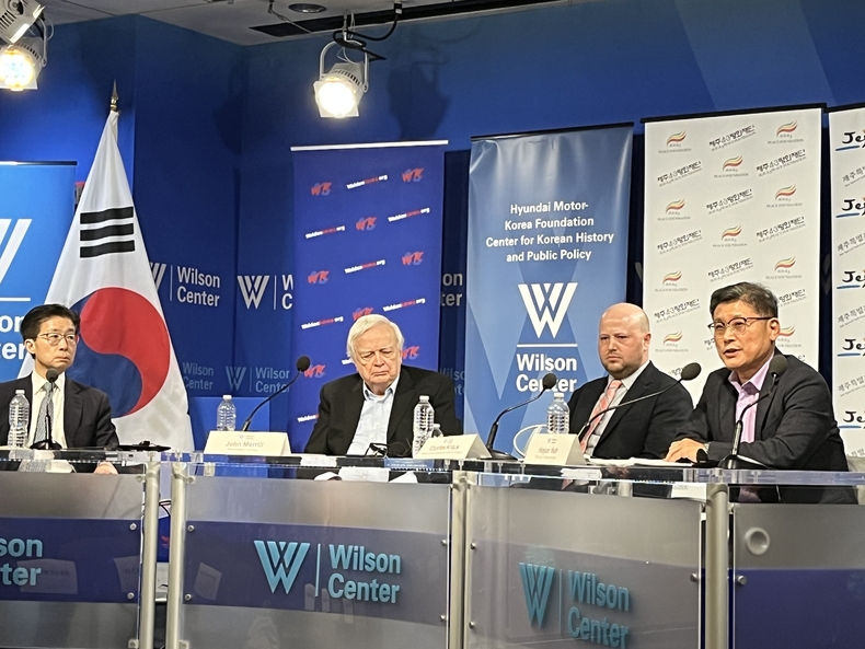 왼쪽부터 이성윤(미 터프츠대 교수), 존 메릴(전 미 국무부실장), 찰스 클라우스(윌슨센터 부국장), 허호준(한겨레 기자) /(사진=제주4·3평화재단 제공)