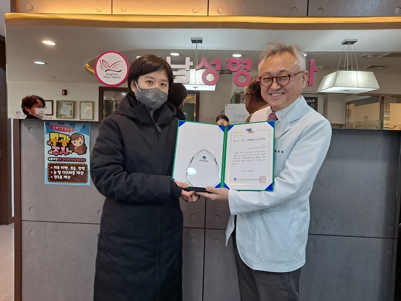 1388청소년지원단 우수활동자로 선정된 권영대 성형외과 전문의(오른쪽) /(사진=권영찬닷컴 제공)