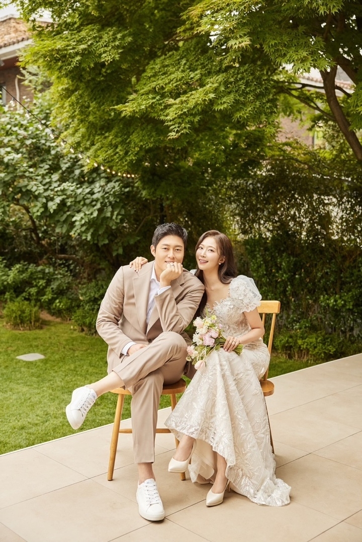 두산 베어스 투수 김강률 웨딩사진. (사진=두산 베어스 제공) 