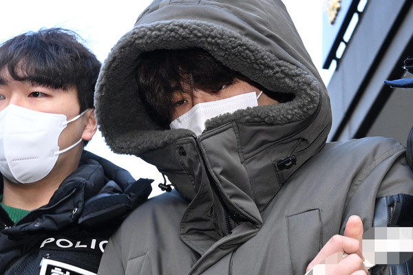 4일 오전 경기도 고양시 일산동부경찰서에서 동거녀와 택시 기사를 살해한 혐의로 구속된 이기영(31)이 검찰로 이송되고 있다. (사진=연합뉴스 제공)