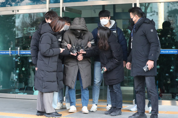 4일 오전 경기도 고양시 일산동부경찰서에서 동거녀와 택시 기사를 살해한 혐의로 구속된 이기영(31)이 검찰로 이송되고 있다. (사진=연합뉴스 제공)