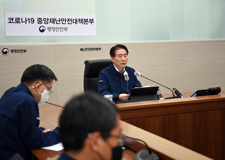 김성호 행정안전부 재난안전관리본부장(중대본 제2총괄조정관)이 6일 세종시 정부세종2청사 중앙재난안전상황실에서 코로나19 대응 중앙재난안전대책본부 회의를 주재하고 있다. (사진=행정안전부 제공)