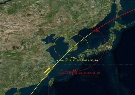 미국 지구관측위성 ERBS(Earth Radiation Budget Satellite)의 추락 예상 범위 내 한반도 통과 예측 궤적(대전 중심 반경 500km(노란색)와 1000km(붉은색) 범위). (사진=과학기술정보통신부 제공)
