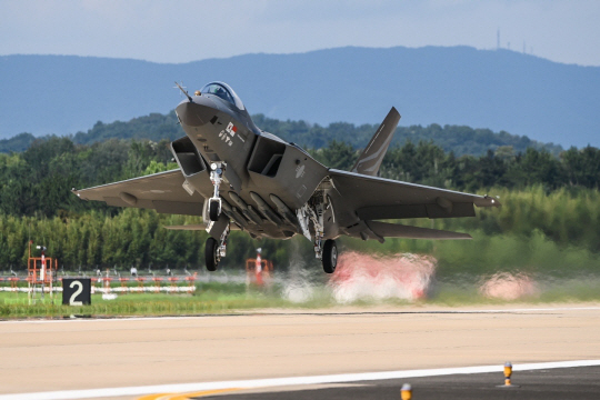  KF-21 시제1호기가 사천비행장을 이륙하는 모습. (사진=방위사업청 제공)