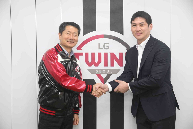 김인석 대표이사, 오지환. (사진=LG 트윈스 제공) 