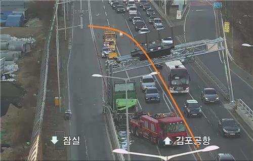 25일 서울 동작구 올림픽대로에서 트럭이 도로 시설물을 들이받는 사고가 발생했다. (사진=연합뉴스)