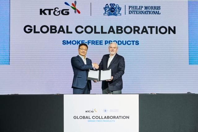 백복인(왼쪽) KT&G 사장과 야첵 올자크 PMI CEO가 기념촬영을 하고 있다. (사진=KT&G 제공)
