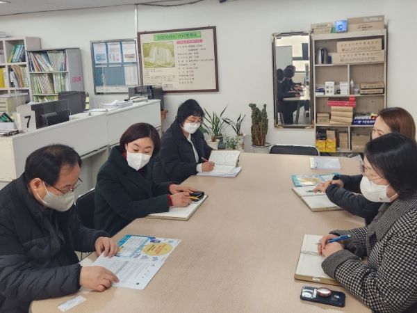 강미향 주민복지지원과장(왼쪽 두 번째)이 금산읍 삼호아파트 관리사무소를 방문해 위기가구 발굴 전수조사에 관해 설명하고 있다.