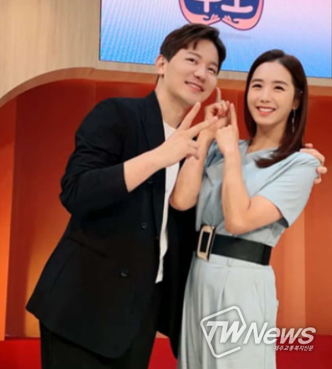 왼쪽부터 김정근, 이지애 아니운서(출처=이지애 인스타)
