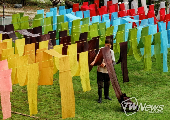 산청군, 가을 재촉하는 남사예담촌 천연염색 전시회