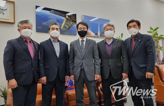 왼쪽부터 강민철 4․3지원과장, 김용범 의회운영위원장, 이원욱 국회 과학기술정보방송통신위원회 위원장, 강철남 4․3특별위원장, 오임종 4․3유족회장