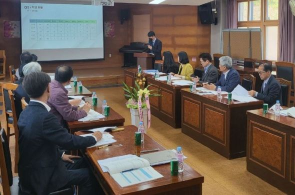 전남도내 대안학교 교장들이 5월 2일 보성 용정중학교에서 협의회를 갖고 있다.