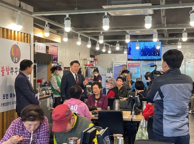 광명시 광명2동 새마을지도자협의회·부녀회는 제51회 어버이날을 기념하여 3일 관내 경로당 이용 어르신과 독거 어르신 등 90여 명을 초청하여 점심 식사를 대접했다.