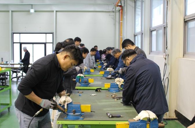 한국폴리텍대학 항공캠퍼스 신중년특화과정 ‘항공기 기체 제작’ 교육생들이 항공기 기체 조립(리벳) 실습을 하고 있다.