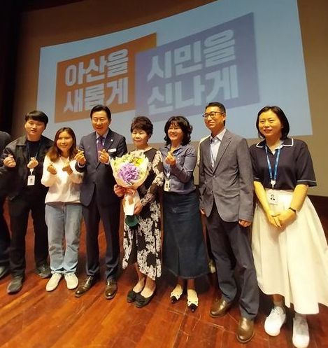 조은희씨(왼쪽에서 4번째)가 아산시장상을 수상하고 기념사진을 찍고 있다