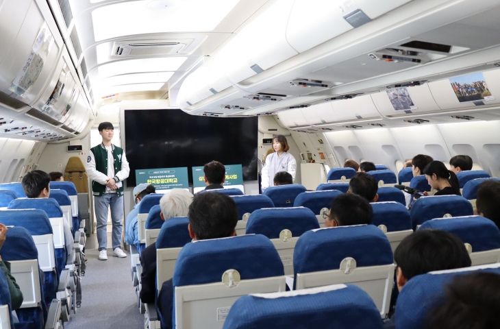 항공대학교 청년들이 심사단에게 ‘화전에 막걸리 한 잔’ 프로그램을 설명하고 있다.